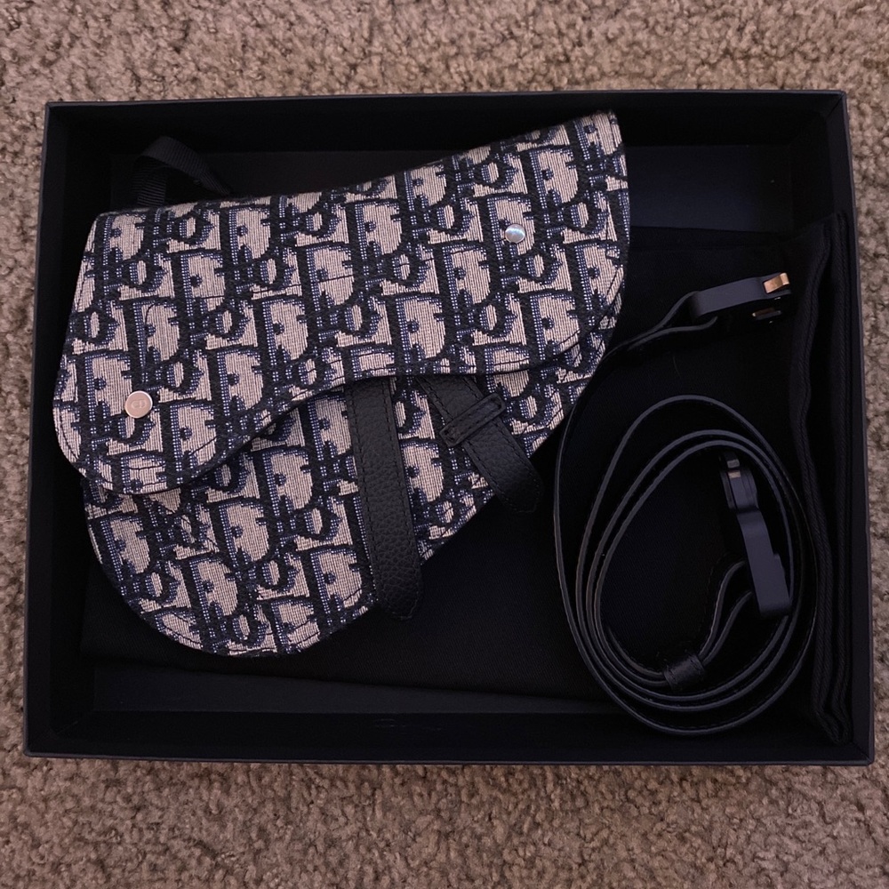 TRADE @xoxo_olivia_ Christian Dior Saddle Belt Bag